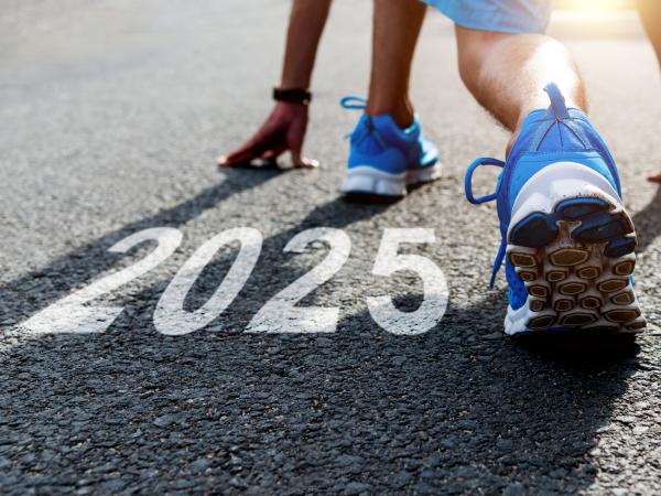 Runner about to start a race with the year 2025 on the ground