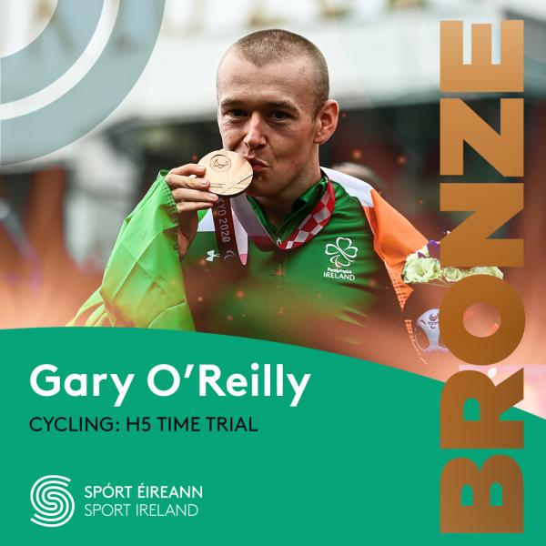 Tokyo 2020 Bronze Gary O'Reilly  poses with his bronze medal