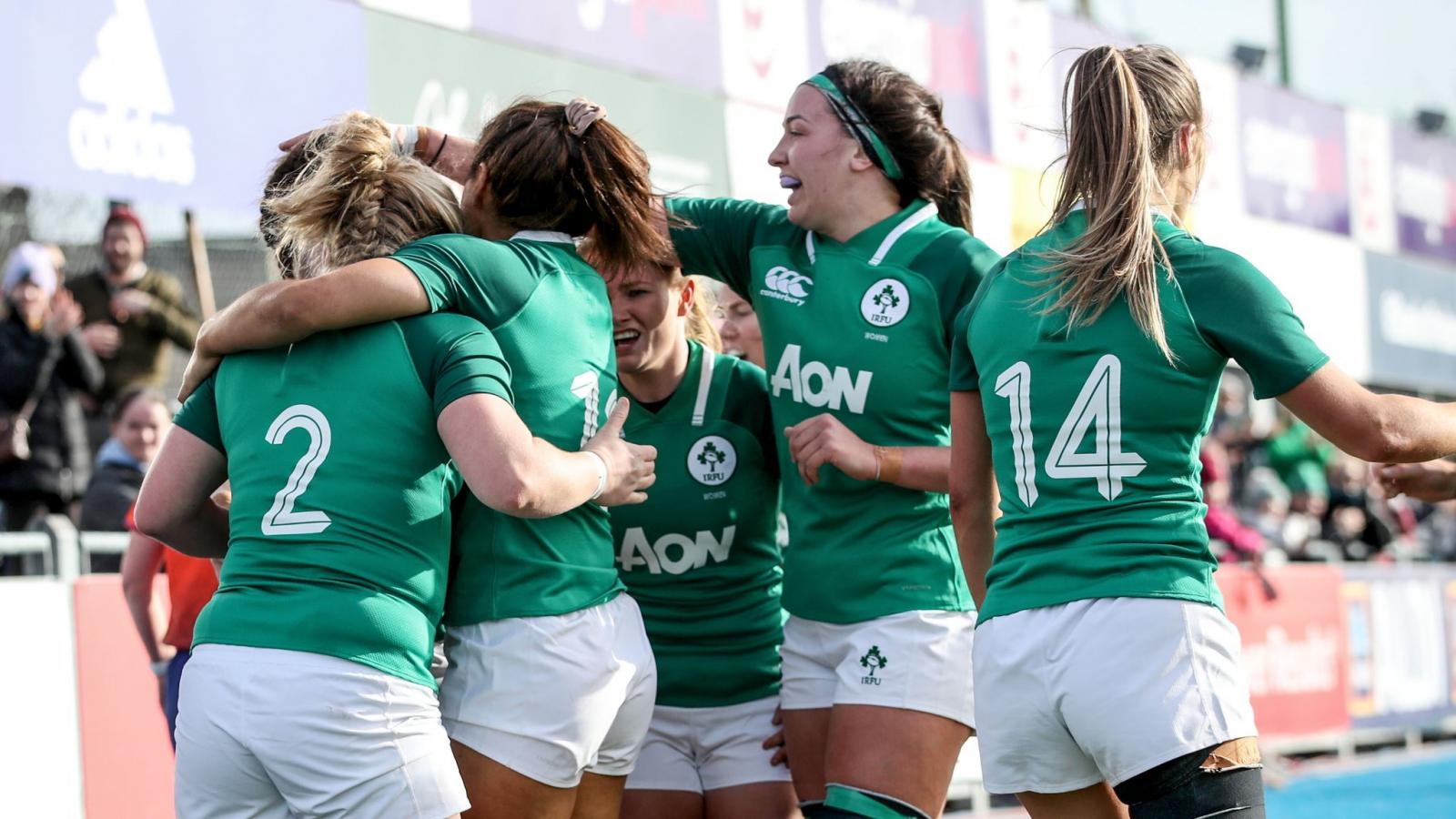 Irish Womens Rugby Team celebrate